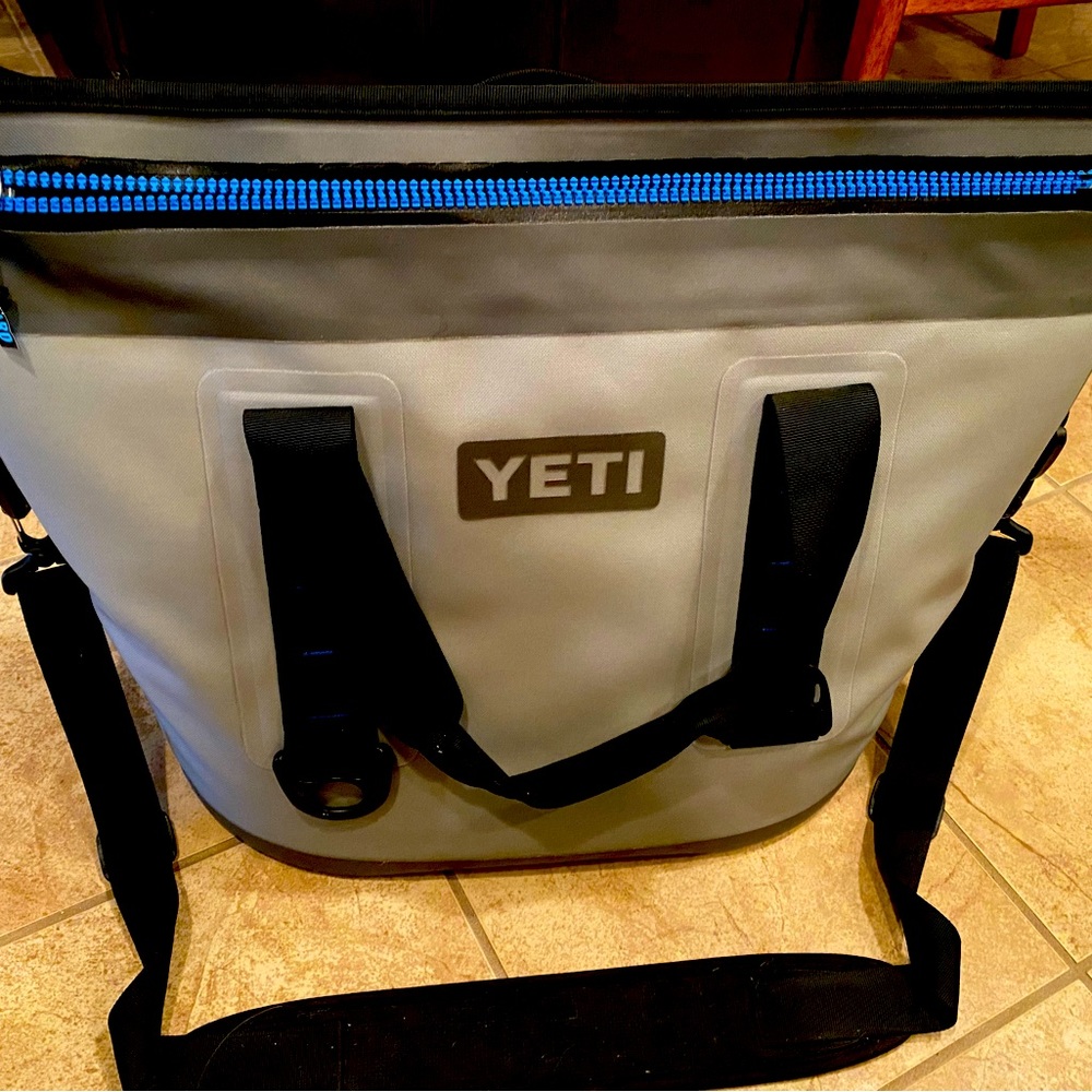 YETI Hopper Cooler (244)